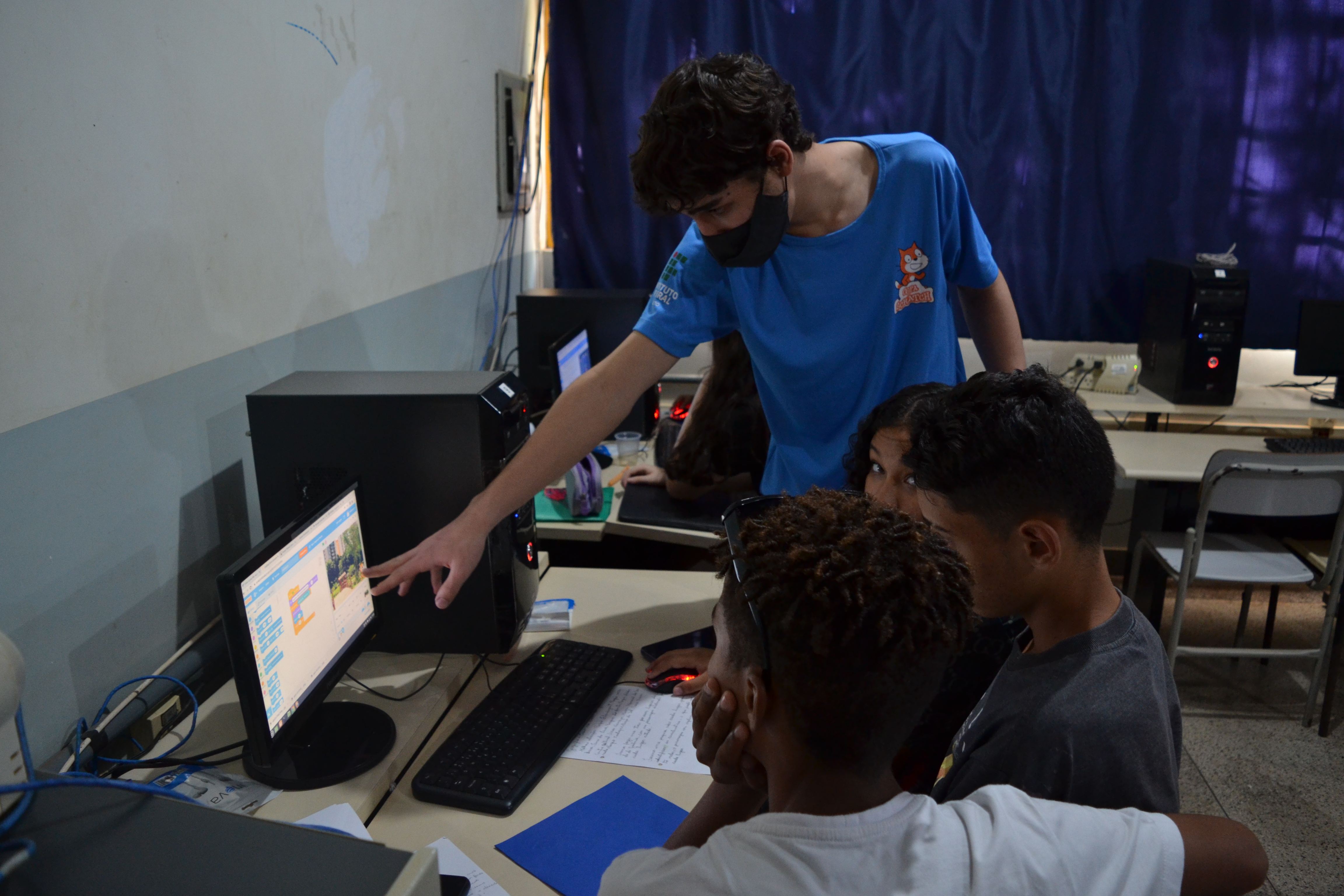 Estudantes do Câmpus Goiânia auxiliam discentes das escolas municipais a criarem projetos utilizando a linguagem Scratch
